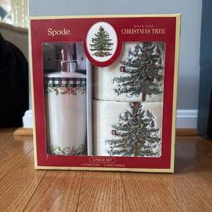 Spode Christmas Tree 3 Piece Set Lotion Dispenser & 2 Fingertip Towels